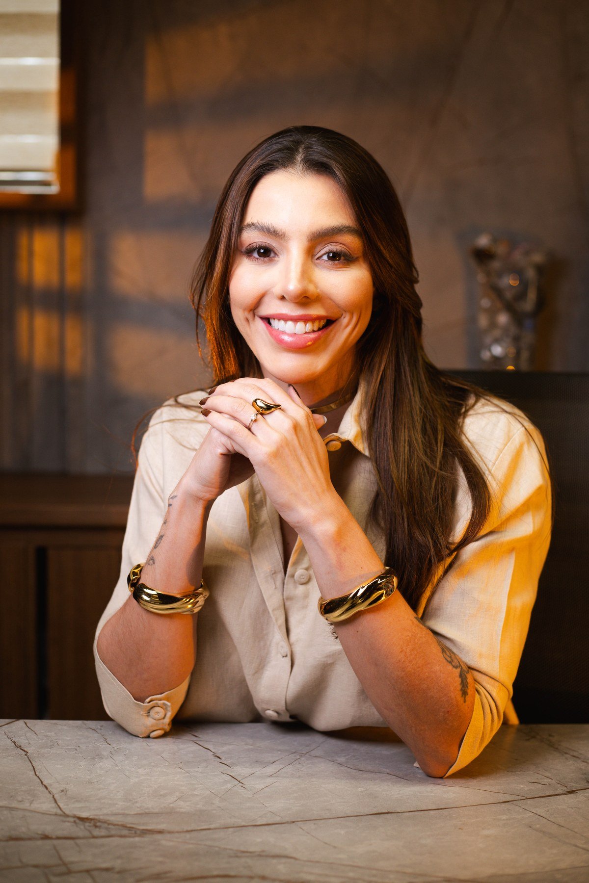 Dra. Vanessa Godoy, cirurgiã-dentista, no consultório em Goiânia